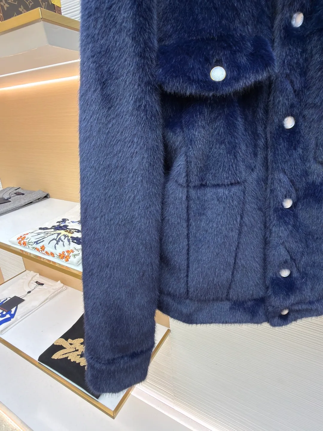 LOUIS VUITTON letter logo mink fur jacket ●Original version: Purchased and developed for 169000 ●Item number: 1681420-D10 ●Fabric: mink fur fabric ●Technology: embroidery ●Color: navy ●Version: fitted version ●Weight: about 1065 grams ●Size: 46-48-50-52 ●Description: This jacket is made of high-end imitation mink velvet fabric, which is soft and fluffy to the touch and has excellent warmth retention. The lapel design adopts three-dimensional tailoring + precision sewing technology, and the collar shape is crisp and naturally connected with the body. The placket button is a custom-made blue-green metal button, which creates a visual contrast with the white fabric. It is sewn in precise position and opens and closes smoothly. The large pockets on both sides use three-dimensional bag-shaped technology, and the bag mouth echoes the buttons, combining practicality and design. The inner lining is made of the brand's classic pattern printed fabric, which is combined with the outer layer of plush fabric through laminating sewing technology to create a strong sense of layering. The overall cut is a loose-shouldered version, and the multi-piece structure is spliced ​​to create a casual and trendy wearing effect while ensuring comfort and freedom during movement. It is a fashionable item that combines luxurious plush texture with exquisite craftsmanship. The overall wiring is straight and delicate, the fabric is comfortable and soft, and the color is consistent without color difference. It can be matched with the same style to create a fashionable look and control various occasions. Customized accessories, complete with three standards, same style for men and women!